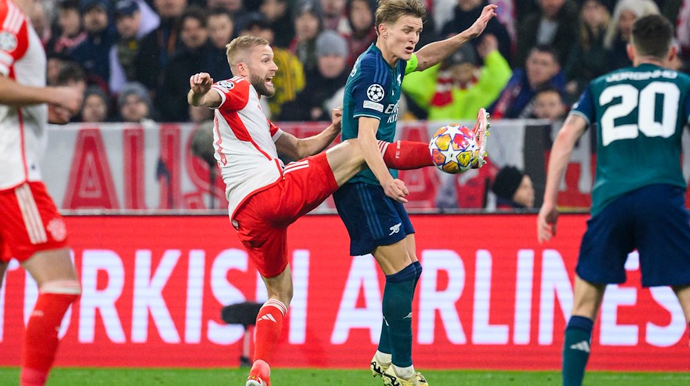 Münchens Konrad Laimer (l) in Aktion gegen Arsenals Martin Ødegaard (r). / Foto: Tom Weller/dpa/Archivbild