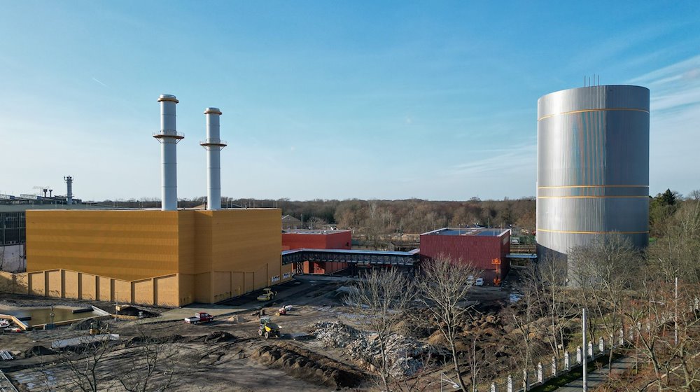 Das Heizkraftwerk Leipzig Süd (Luftaufnahme mit Drohne) wurde im Oktober 2023 in Betrieb genommen und ist das erste zertifizierte Wasserstoffkraftwerk Deutschlands. / Foto: Jan Woitas/dpa