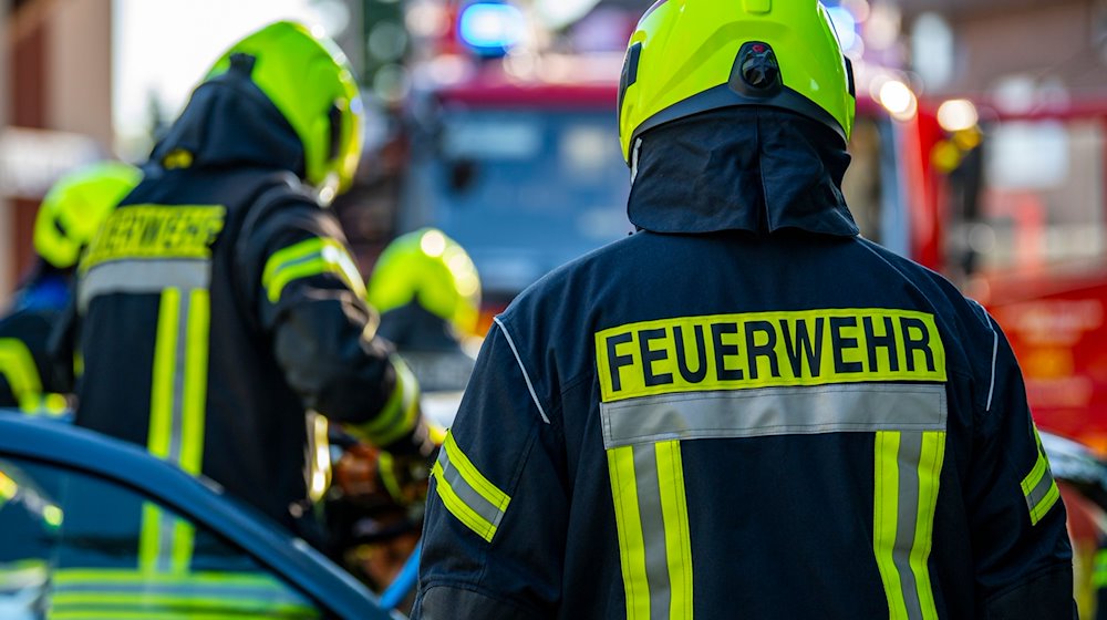 Einsatzkräfte der Feuerwehr bei einem Übungseinsatz. / Foto: David Inderlied/dpa/Symbolbild