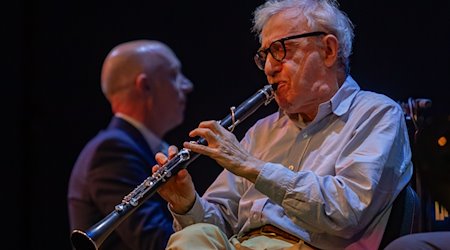 Woody Allen (M), Filmregisseur aus den Vereinigten Staaten, spielt Klarinette bei der 55. Ausgabe des Voll-Damm Barcelona Jazz Festivals im Theater Tivoli. / Foto: Kike Rincón/EUROPA PRESS/dpa