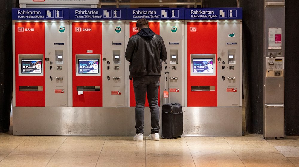 «D-Ticket» steht auf den Monitoren von Fahrkartenautomaten in einem Bahnhof. / Foto: Thomas Banneyer/dpa