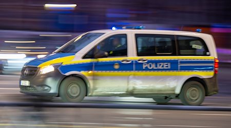 Ein Polizeiauto fährt mit Blaulicht zu einem Einsatz. In Wiesbaden wurde eine Frau mit einem Messer lebensgefährlich verletzt. / Foto: Monika Skolimowska/dpa