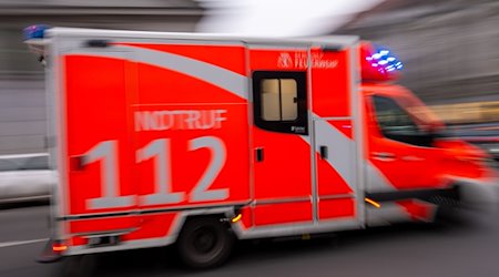 Ein Rettungswagen fährt mit Blaulicht zu einem Einsatz. / Foto: Monika Skolimowska/dpa/Symbolbild