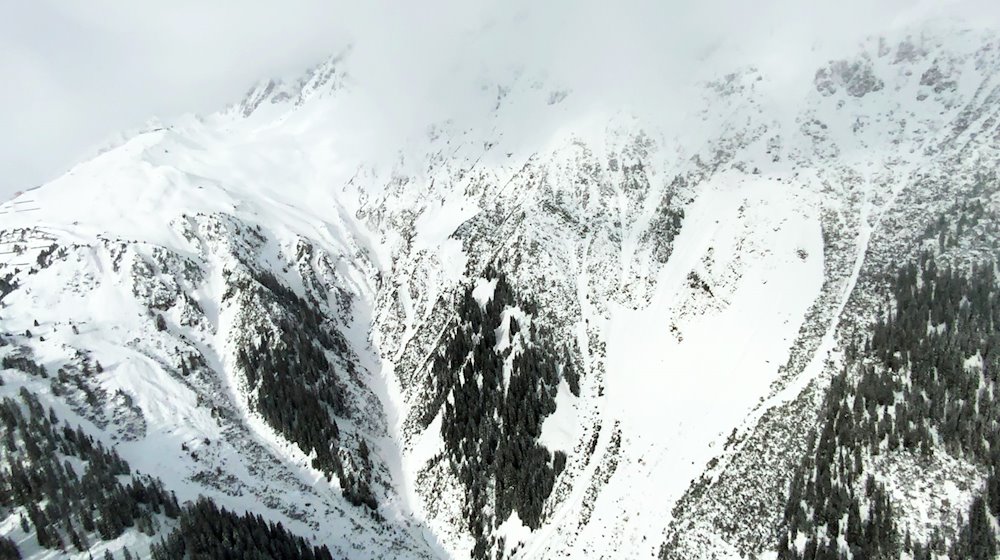 Blick auf den Lawinenabgang in St. Anton. / Foto: Zeitungsfoto.At/APA/dpa/Archivbild
