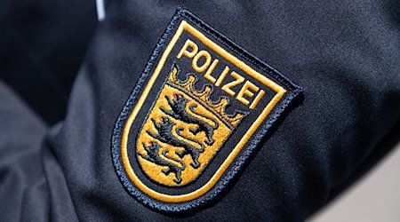Das Wappen der Polizei Baden-Württemberg ist auf der Uniform einer Polizeibeamtin zu sehen. / Foto: Silas Stein/dpa