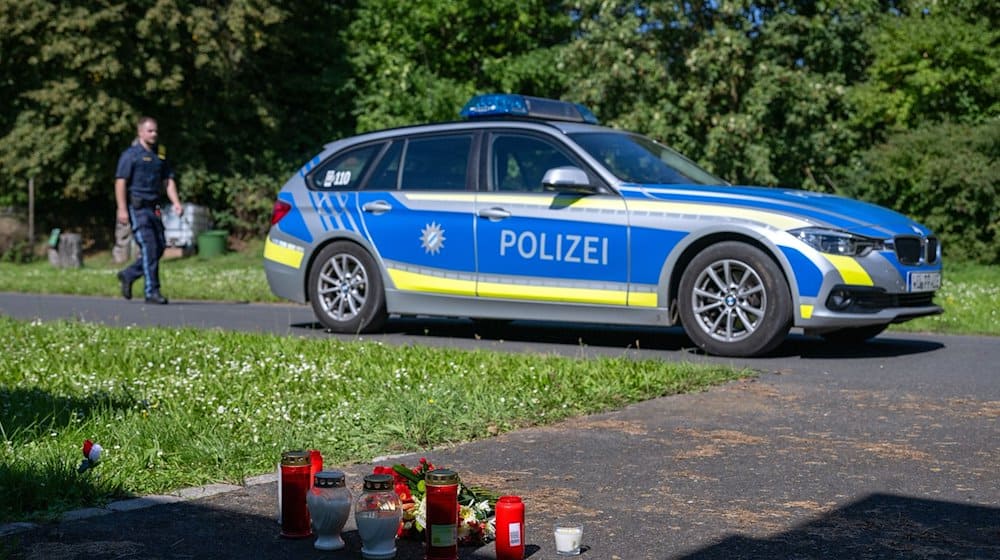 Kerzen und Blumen sind vor einem Seiteneingang des Schulzentrums in Lohr am Main abgelegt. / Foto: Pia Bayer/dpa/Archivbild