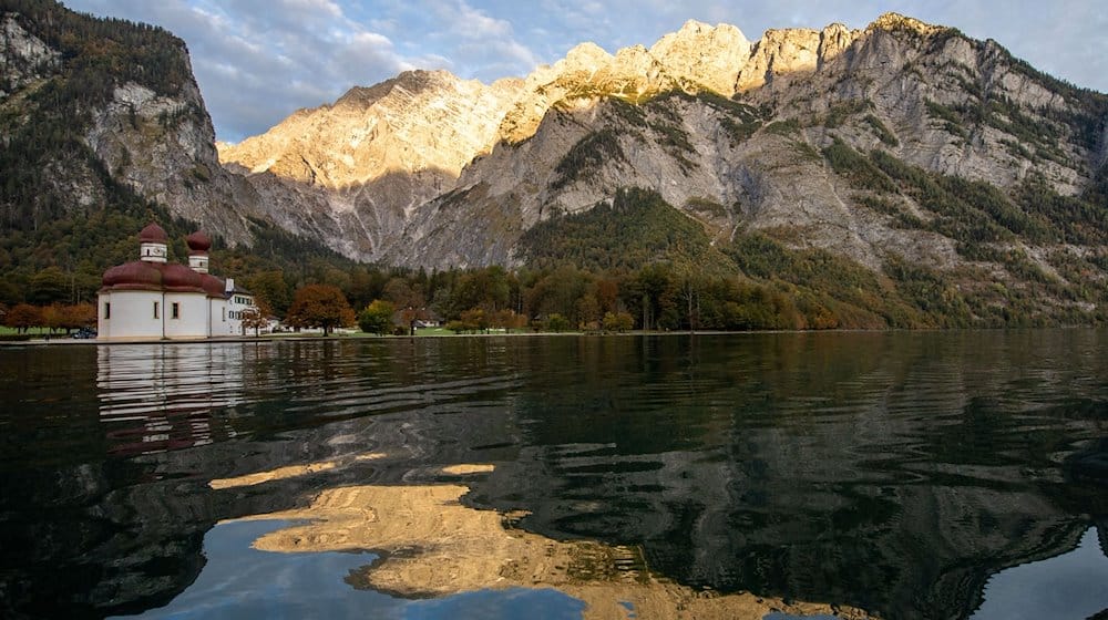 Die Kirche St. Bartholomä steht im Nationalpark am Königssee vor dem Watzmann. / Foto: Lino Mirgeler/dpa