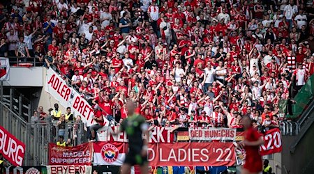 Fans des FC Bayern München feuern die Spielerinnen an. / Foto: Fabian Strauch/dpa