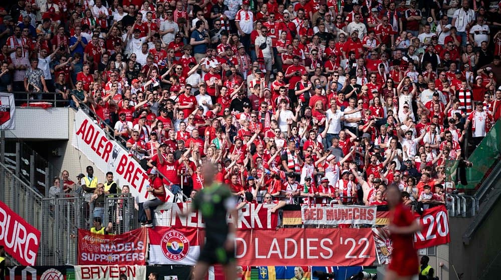 Fans des FC Bayern München feuern die Spielerinnen an. / Foto: Fabian Strauch/dpa