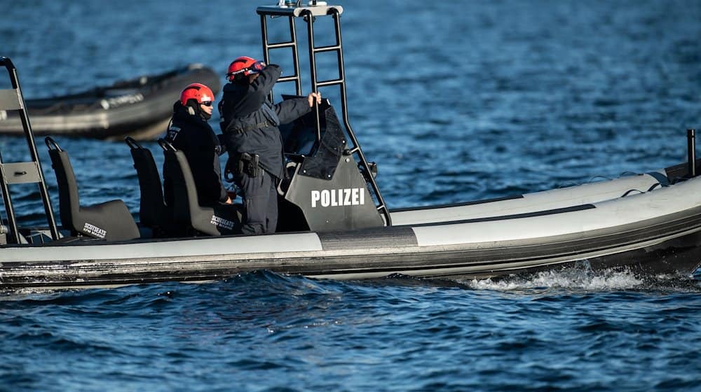 Einsatzkräfte der Polizei fahren auf einem Boot. / Foto: Silas Stein/dpa