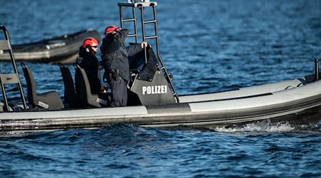 Einsatzkräfte der Polizei fahren auf einem Boot. / Foto: Silas Stein/dpa