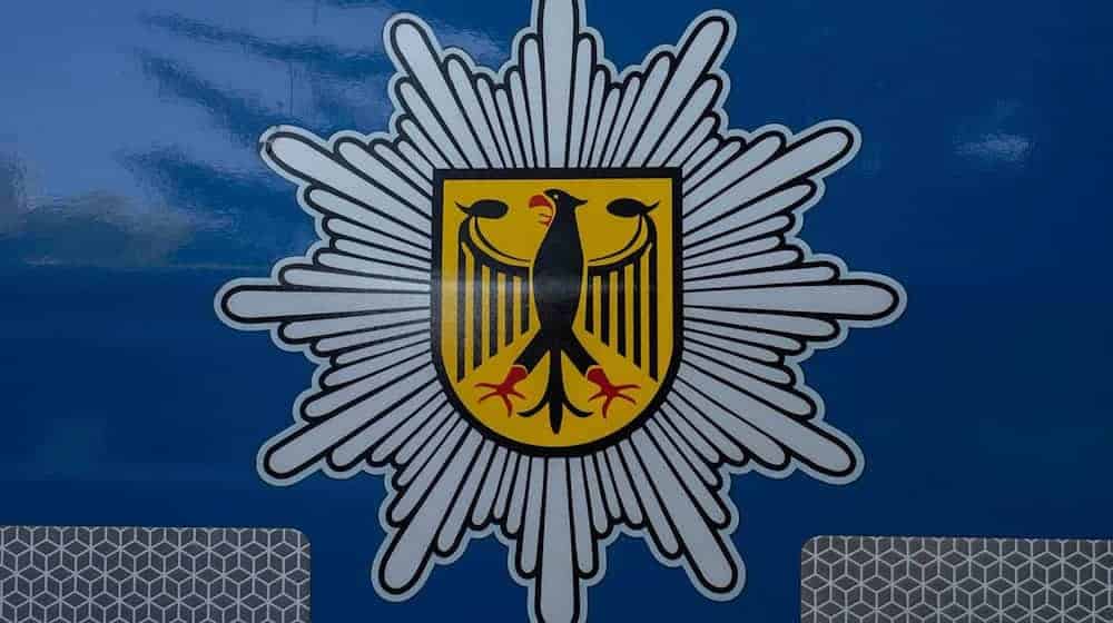 Das Logo der Bundespolizei ist an einem Fahrzeug der Bundespolizei bei einem Einsatz zu sehen. / Foto: Paul Zinken/dpa-Zentralbild/dpa