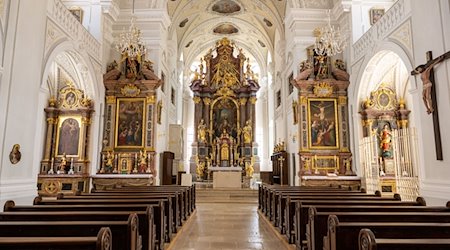 Blick in den Kirchenraum und auf den Altar der Stadtkirche Sankt Oswald. / Foto: Peter Kneffel/dpa