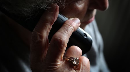 Eine ältere Frau telefoniert mit einem schnurlosen Festnetztelefon. / Foto: Karl-Josef Hildenbrand/dpa