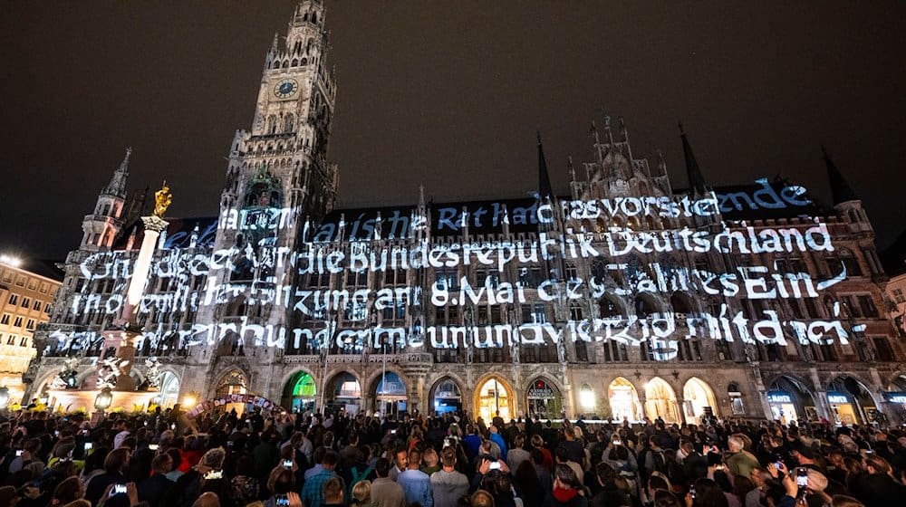 EineAudio-Video-Inszenierung wird an der Fassade des Münchner Rathauses gezeigt. / Foto: Peter Kneffel/dpa