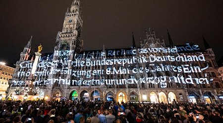 Kunstaktion am Neuen Rathaus in München zum 75-jährigen Bestehen des Grundgesetzes