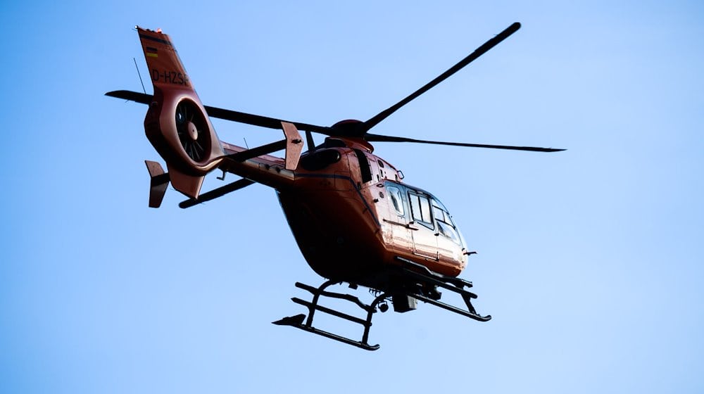 Ein Rettungshubschrauber der Luftrettung startet am Rastplatz Hannover-Wülferode. / Foto: Julian Stratenschulte/dpa