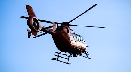 Ein Rettungshubschrauber der Luftrettung startet am Rastplatz Hannover-Wülferode. / Foto: Julian Stratenschulte/dpa