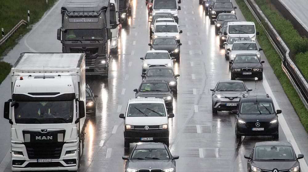 Autos und Lastkraftwagen stauen sich bei Regen auf der Autobahn A8 nahe des Stuttgarter Flughafens. / Foto: Christoph Schmidt/dpa