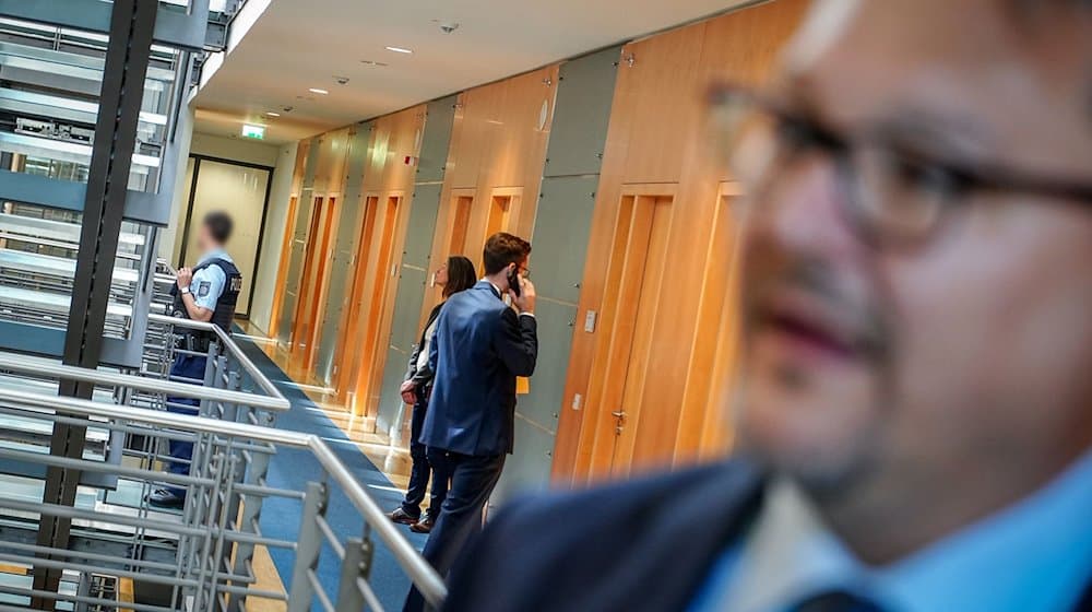 Stefan Keuter, AfD-Bundestagsabgeordneter, gibt vor dem Büro des AfD-Bundestagsabgeordneten Bystron ein Pressestatement. / Foto: Kay Nietfeld/dpa