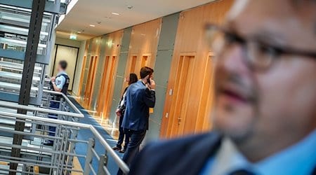 Stefan Keuter, AfD-Bundestagsabgeordneter, gibt vor dem Büro des AfD-Bundestagsabgeordneten Bystron ein Pressestatement. / Foto: Kay Nietfeld/dpa