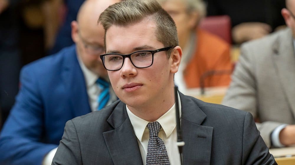 Daniel Halemba (AfD) nimmt im bayerischen Landtag am Gedenkakt des bayerischen Landtags und der Stiftung bayerische Gedenkstätten für die Opfer des Nationalsozialismus teil. / Foto: Peter Kneffel/dpa