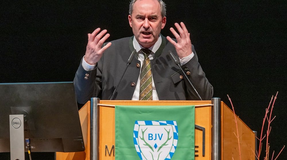 Hubert Aiwanger (Freie Wähler), bayerischer Wirtschafts- und Jagdminister, spricht in der Max-Reger-Halle auf der Landesversammlung des Bayerischen Jagdverbands (BJV). / Foto: Armin Weigel/dpa