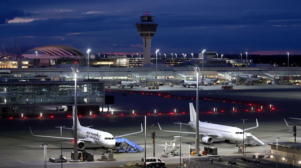 Flugzeuge stehen vor Sonnenaufgang auf dem Flughafen Franz-Josef-Strauß. / Foto: Karl-Josef Hildenbrand/dpa