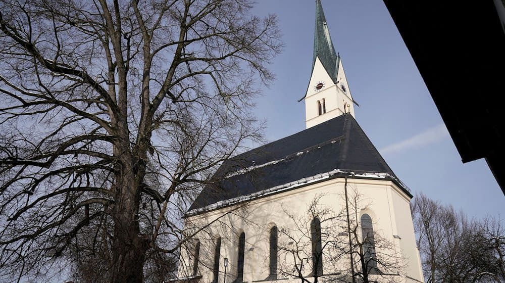 Blick auf die Kirche Mariä Himmelfahrt in Marienberg in der Gemeinde Schechen im Landkreis Rosenheim. / Foto: Uwe Lein/dpa