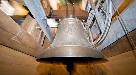 Ansicht einer der Glocken der evangelischen Kirche St. Wolfgang am 18.07.2013 in Haundorf (Gemeinde Schnelldorf im Landkreis Ansbach - Bayern). / Foto: Daniel Karmann/dpa