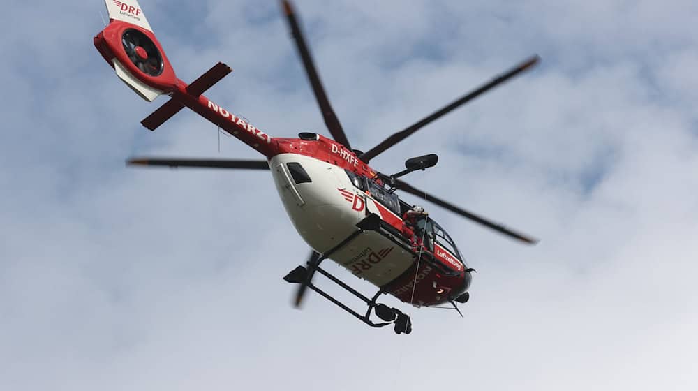 Christoph Thüringen, ein Rettungshubschrauber der DRF Luftrettung, demonstriert eine Windenrettung bei einem Fototermin. / Foto: Bodo Schackow/dpa