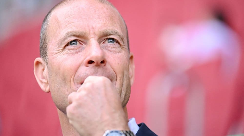 Augsburgs Trainer Jess Thorup steht vor dem Spiel im Stadion. / Foto: Harry Langer/dpa