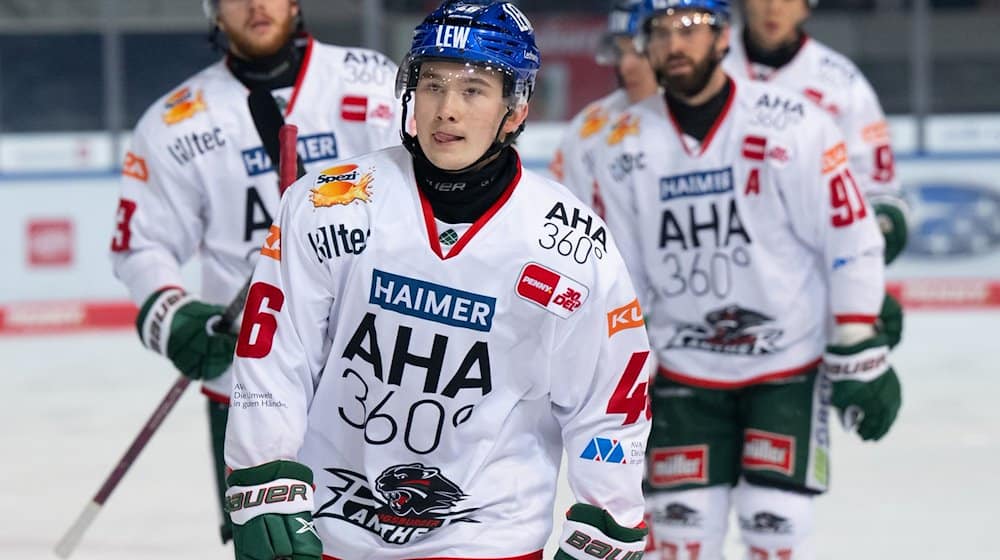 Die Spieler von Augsburg mit Moritz Elias (vorne) jubeln über das Tor zum 1:2. / Foto: Sven Hoppe/dpa