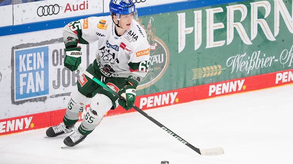 Niklas Länger von Augsburg spielt den Puck. / Foto: Matthias Balk/dpa