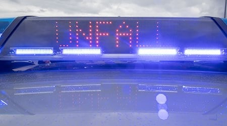 Ein Blaulicht auf dem Dach eines Polizeifahrzeugs mit der LED-Anzeige "Unfall". / Foto: Daniel Karmann/dpa