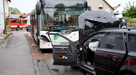 Ein Auto und ein Linienbus stehen nach einem Unfall auf der Straße. / Foto: Friedrich/Vifogra/dpa