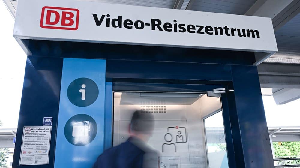Eine Person geht in ein Video Reisezentrum an einem Regionalbahnhof (gestellte Szene). / Foto: Bernd Weißbrod/dpa