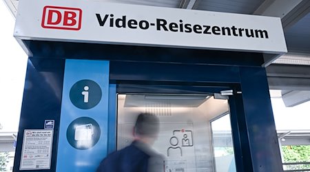 Eine Person geht in ein Video Reisezentrum an einem Regionalbahnhof (gestellte Szene). / Foto: Bernd Weißbrod/dpa