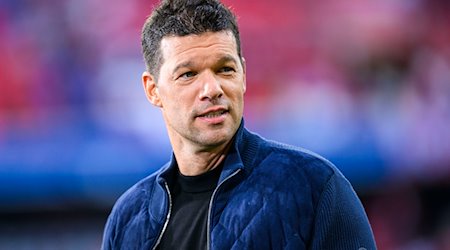 TV-Experte Michael Ballack steht vor dem Spiel im Stadion. / Foto: Tom Weller/dpa/Archivbild