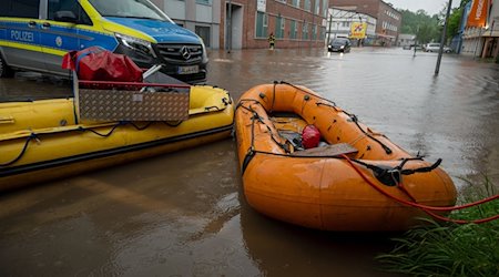 Schlauchboote liegen bereit an der Absperrung der Polizei in der Fischbachstrasse in Saarbrücken. / Foto: Harald Tittel/dpa