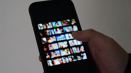 Ein Mann schaut sich auf einem Smartphone eine Porno-Internetseite an. (gestellte Szene) / Foto: Marcus Brandt/dpa