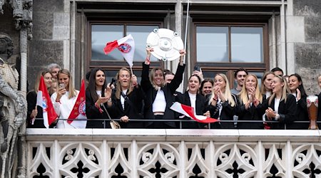 Die Spielerinnen des FC Bayern jubeln mit der Meisterschale auf dem Rathausbalkon. / Foto: Sven Hoppe/dpa
