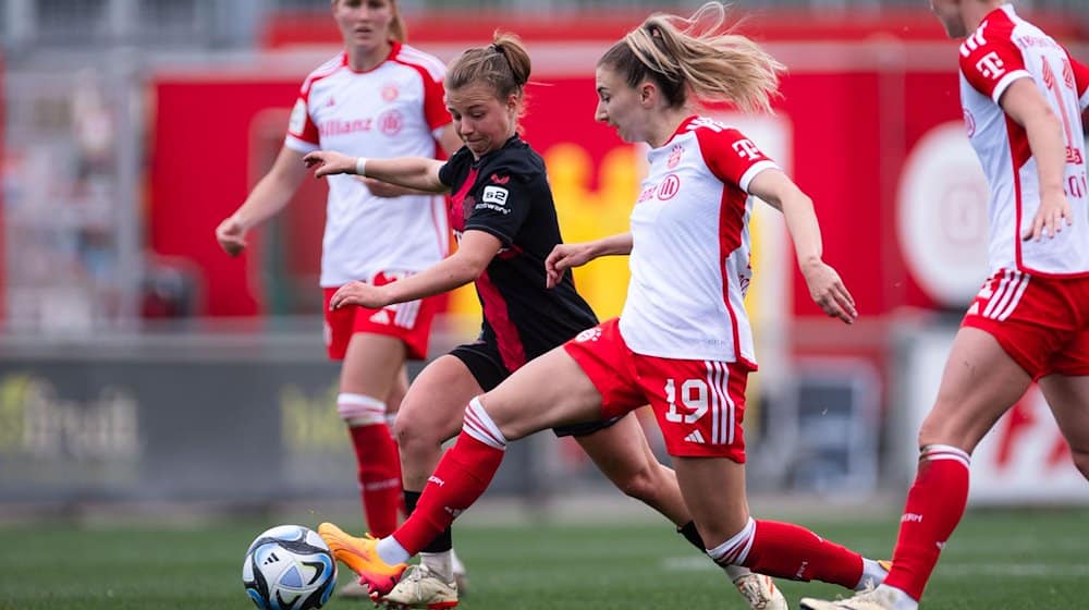 Bayern Münchens Katharina Naschenweng (r) undLeverkusens Kristin Kögel kämpfen um den Ball. / Foto: Marius Becker/dpa