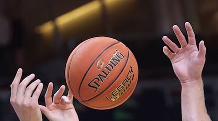 Spieler greifen nach einem Basketball. / Foto: Christoph Soeder/dpa/Symbolbild