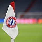 Das Vereinswappen des FC Bayern München auf einer Eckfahne. / Foto: Sven Hoppe/dpa/Symbolbild
