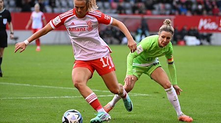 Bayerns Klara Bühl (l) kämpft mit Wolfsburgs Svenja Huth um den Ball. / Foto: Angelika Warmuth/dpa/Archivbild