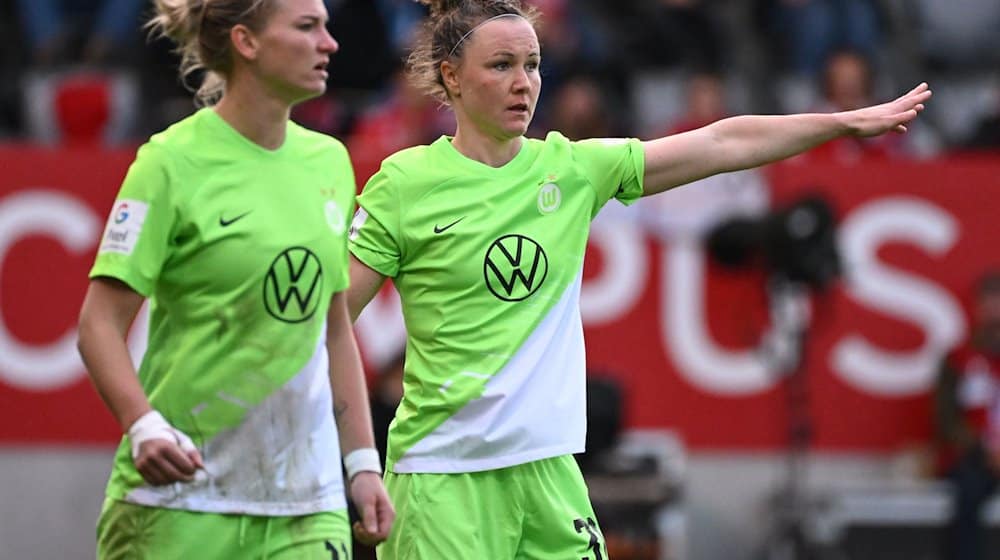 Wolfsburgs Alexandra Popp (r) und Marina Hegering am Spielfeld. / Foto: Angelika Warmuth/dpa
