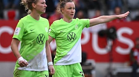 Wolfsburgs Alexandra Popp (r) und Marina Hegering am Spielfeld. / Foto: Angelika Warmuth/dpa