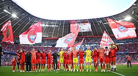 Münchens Spieler bedanken sich bei den Fans nach der Partie. / Foto: Tom Weller/dpa