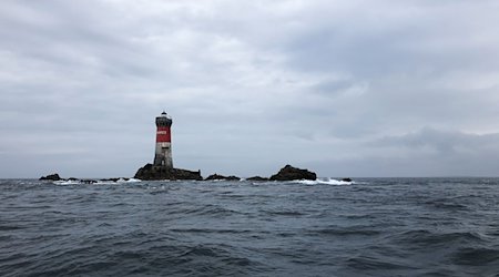 Ein Leuchtturm an der bretonischen Küste. / Foto: Gabriele Derouiche/dpa-tmn/dpa